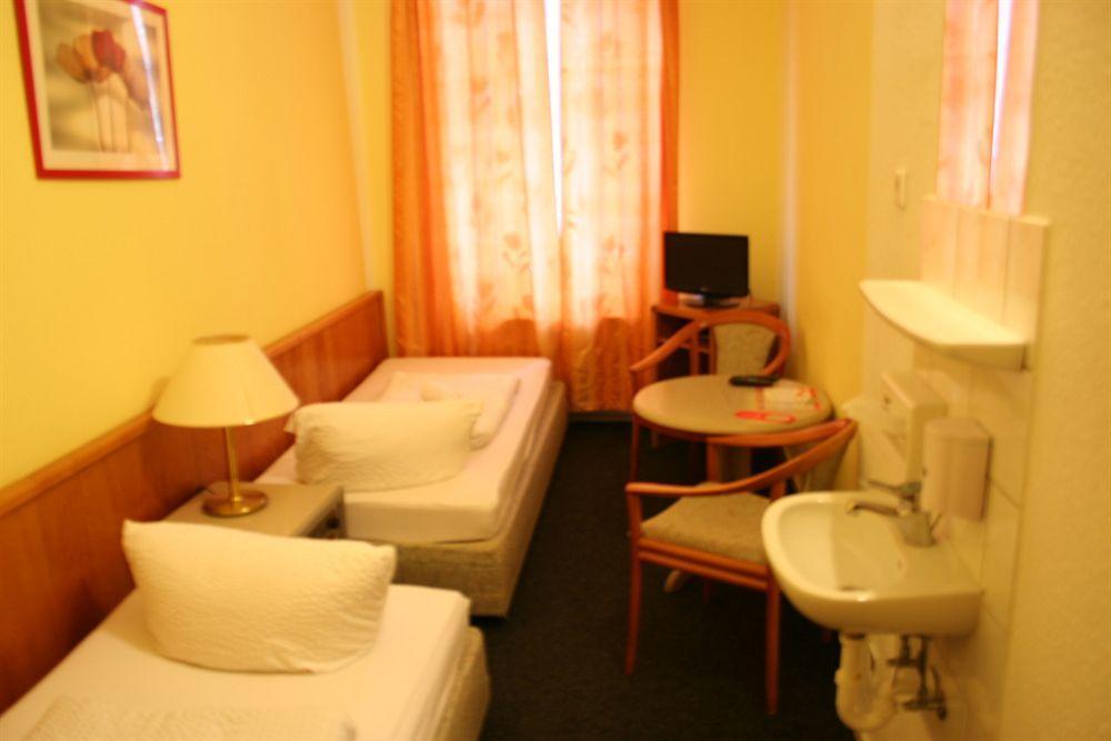 Hotel-Pension Adamshof เบอร์ลิน ภายนอก รูปภาพ