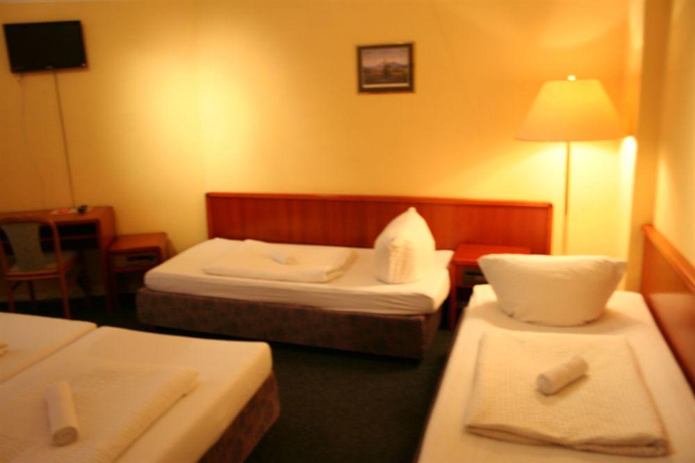 Hotel-Pension Adamshof เบอร์ลิน ภายนอก รูปภาพ