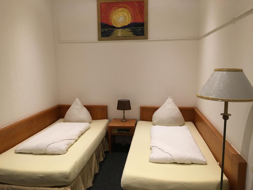 Hotel-Pension Adamshof เบอร์ลิน ภายนอก รูปภาพ