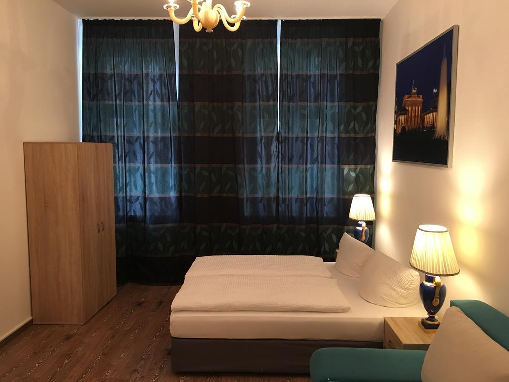 Hotel-Pension Adamshof เบอร์ลิน ภายนอก รูปภาพ