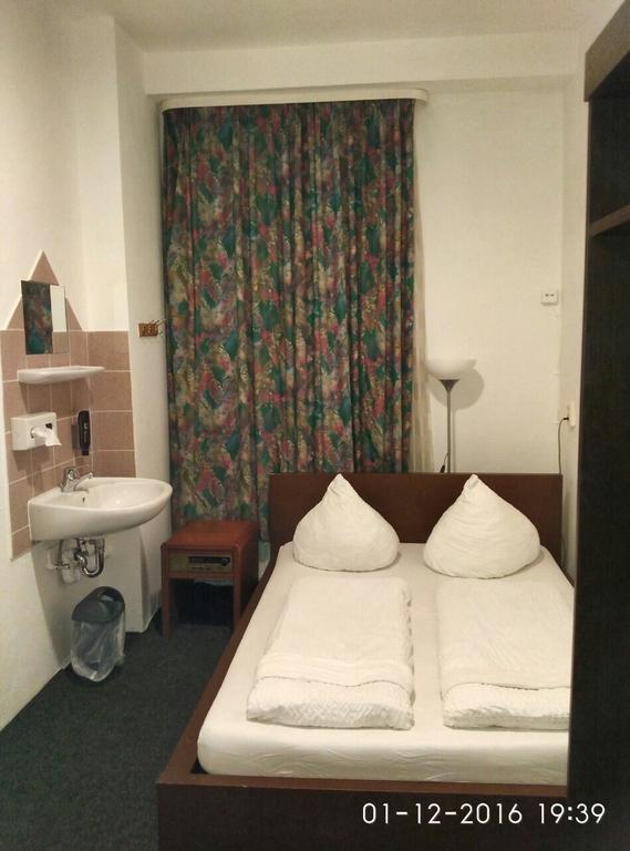 Hotel-Pension Adamshof เบอร์ลิน ภายนอก รูปภาพ